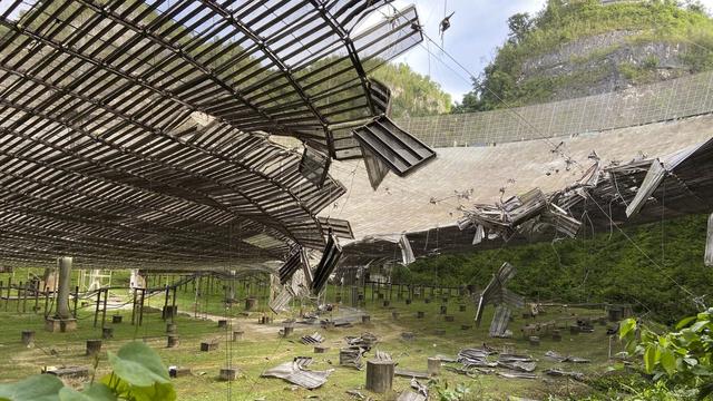 Un câble cassé a sérieusement endommagé le radiotéléscope géant d'Arecibo, y créant un trou de 30 mètres. Porto-Rico, le 11 août 2020. [Keystone via AP - Arecibo Observatory]