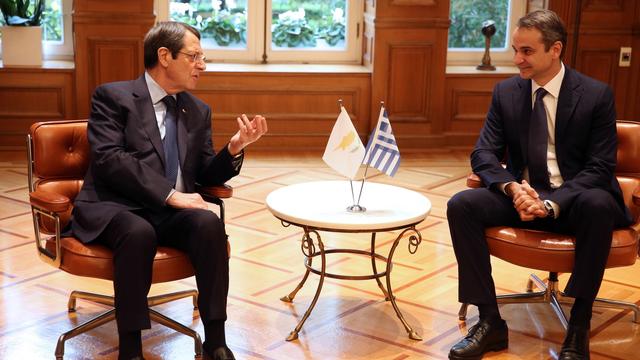 Le Premier ministre grec Kyriakos Mitsotakis (à droite) parle avec le président chypriote Nicos Anastasiades, lors de leur rencontre concernant le gazoduc Eastmed. Athènes, le 2 janvier 2020. [Keystone/epa - Alexandos Beltes]