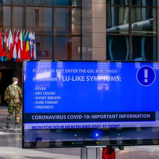 Un panneau de prévention au Conseil européen à Bruxelles. [EPA/Keystone - Stéphanie LeCocq]