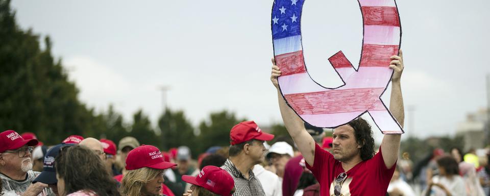 Un Q pour Qanon pendant un meeting de Donald Trump, le 2 août 2018. [Keystone - AP Photo/Matt Rourke]