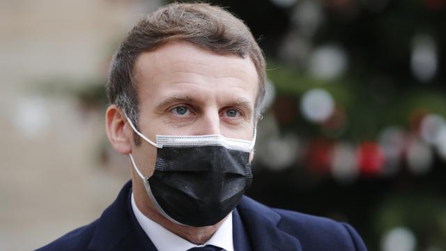 Le président Emmanuel Macron durcit  les conditions d'entrée sur le territoire français pour les voyageurs européens. [Keystone/AP Photo - Francois Mori]