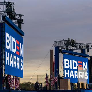 The stage for Democratic presidential candidate former Vice President Joe Biden's election night rally, Tuesday, Nov. 3, 2020, outside of the Chase Center in Wilmington, Del. (AP Photo/Andrew Harnik) [Keystone/AP Photo - Andrew Harnik]