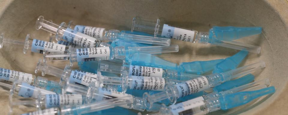 Des doses de vaccin contre la grippe. [Keystone/EPA - Luis Tejido]