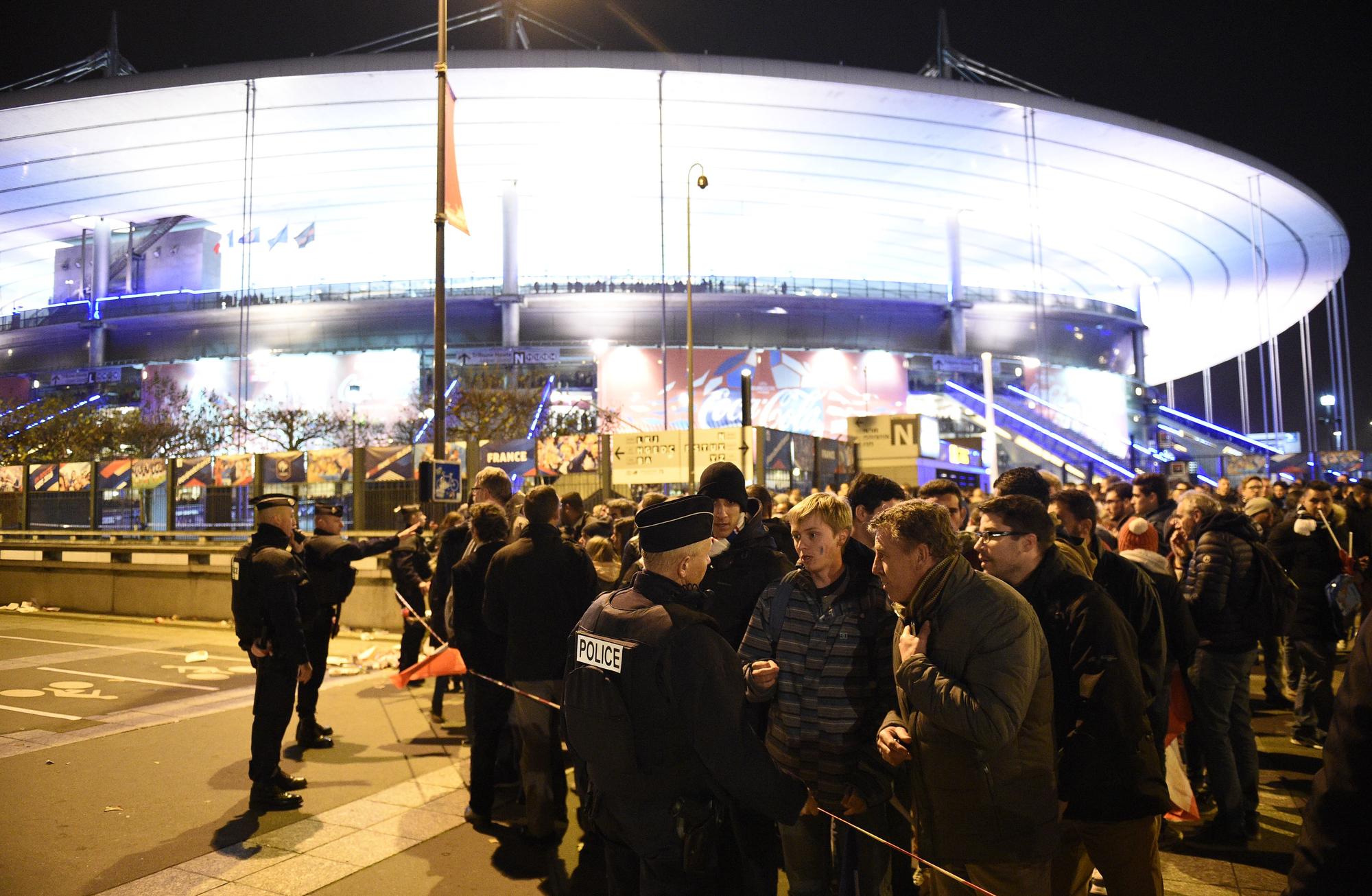 Des policiers déployés au Stade de France après l'explosion des kamikazes. [afp - Franck Fife]