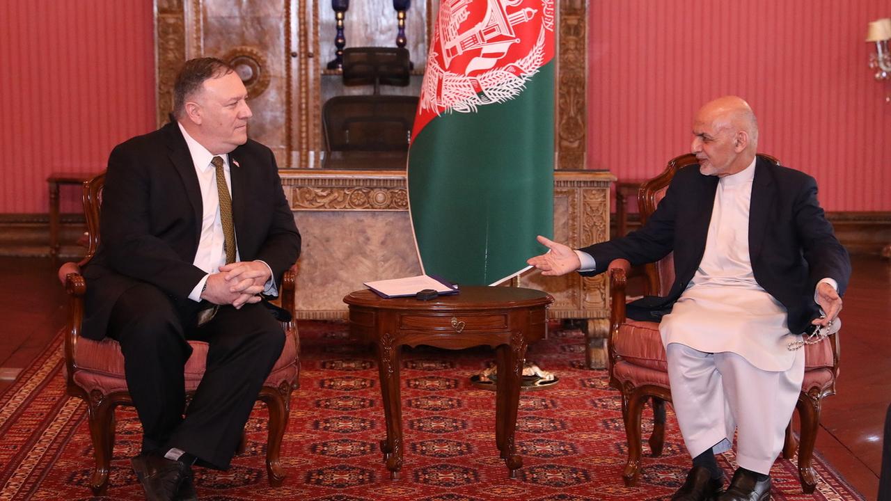 Le secrétaire d'Etat américain Mike Pompeo a notamment rencontré le président afghan Ashraf Ghani lors de sa visite surprise à Kaboul. [Presidential palace]