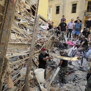 Les secours cherchent toujours d'éventuelles victimes au lendemain de l'explosion à Beyrouth. [AP/Keystone - Hassan Ammar]