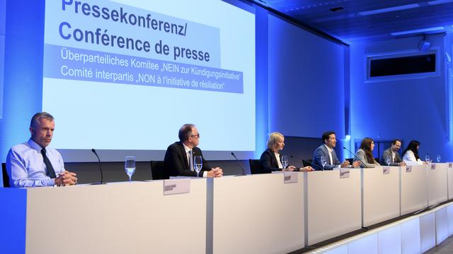 Les participants à la conférence de presse contre l'initiative de l'UDC. [Keystone - Anthony Anex]