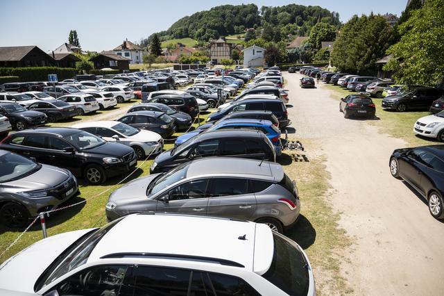 Le parking d'Erlach (BE) dimanche après-midi. [Keystone - Alessandro della Valle]