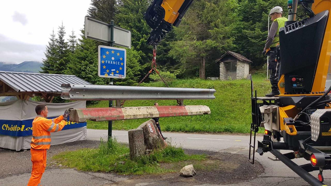 La barrière à la douane du Pas-de-Morgins a été retirée et la route rouverte lundi 15 juin [RTSinfo - Hugues Buchard]