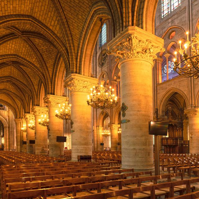 L'intérieur de Notre-Dame de Paris avant l'incendie du 15 avril 2019. [Depositphotos - bigguns]