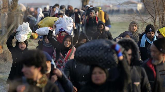 Des migrants se déplaçant vers la frontière turco-grecque, le dimanche 1er mars. [Keystone - Emre Tazegul]