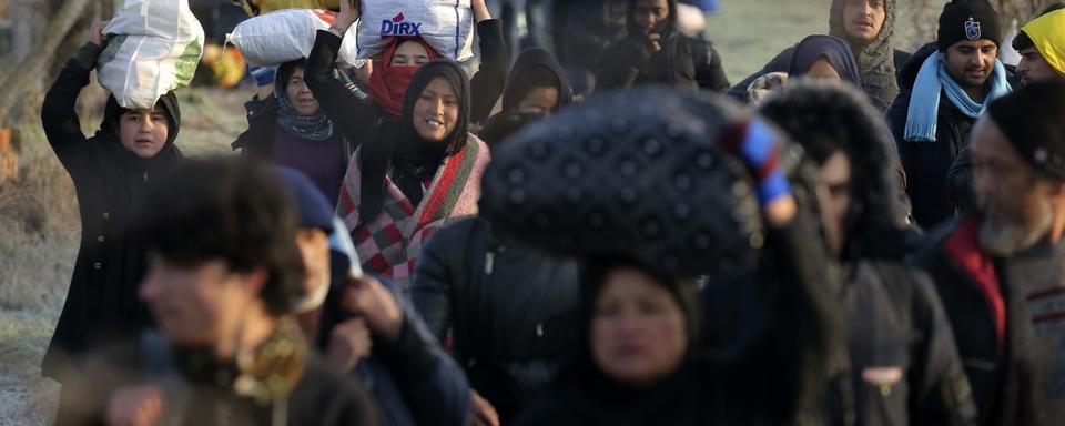 Des migrants se déplaçant vers la frontière turco-grecque, le dimanche 1er mars. [Keystone - Emre Tazegul]