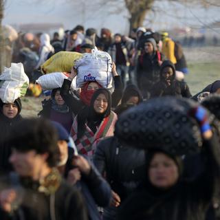 Des migrants se déplaçant vers la frontière turco-grecque, le dimanche 1er mars. [Keystone - Emre Tazegul]