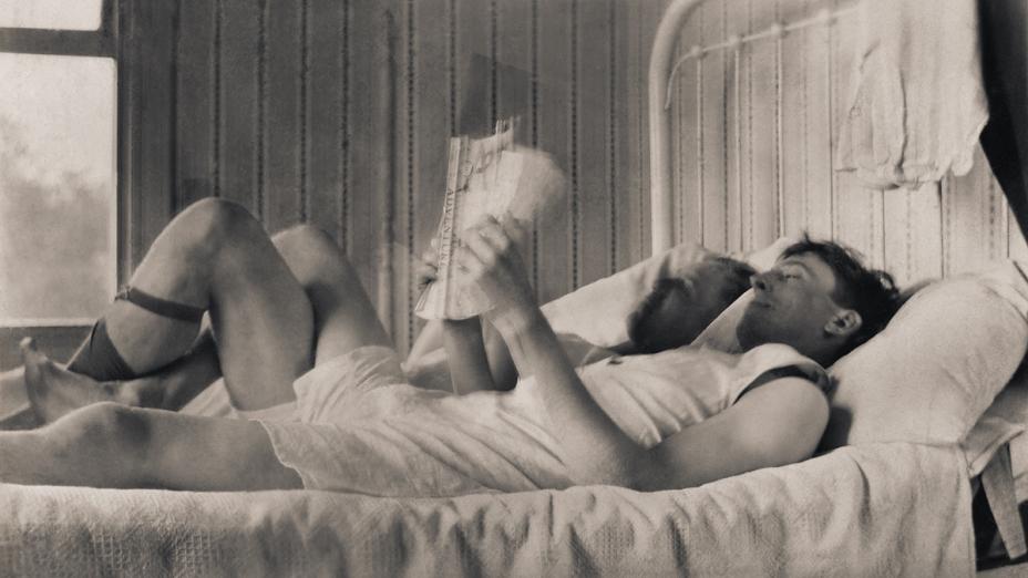 Une photo non datée mais provenant des Etats-Unis figurant dans le livre "Ils s'aiment. Un siècle de photographie d'hommes amoureux, 1850-1950". [DR - Les Arènes/Editions 5 Continents.]