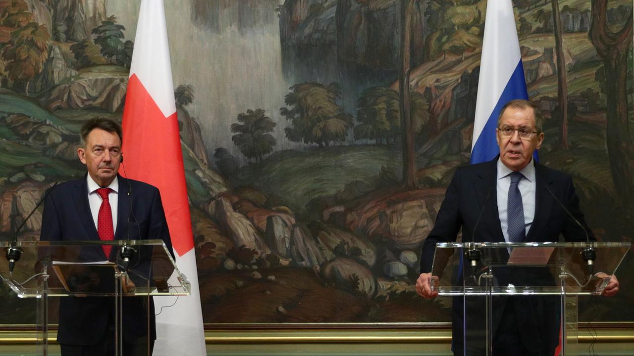 Le président du CICR Peter Maurer (à gauche) et le chef de la diplomatie russe Sergueï Lavrov se sont rencontré à Moscou pour aborder la crise humanitaire au Nagorny Karabakh. [KEYSTONE/EPA RUSSIAN FOREIGN AFFAIRS MINISTRY]