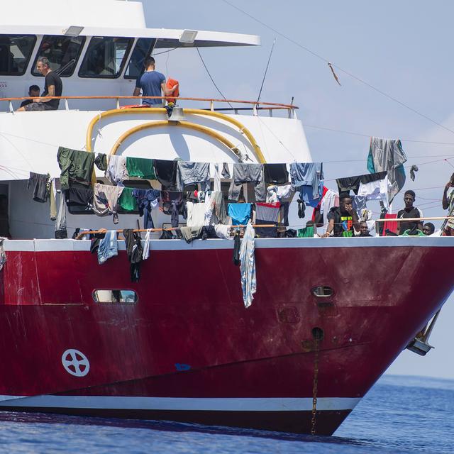 Les migrants étaient bloqués à bord de bateaux de tourisme mobilisés pour l'occasion. [AP/Keystone - René Rossignaud]