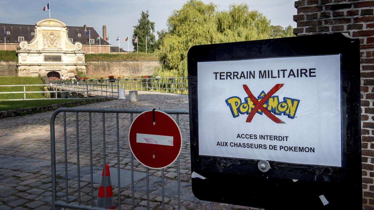 A Lille (F), des panneaux découragent les joueurs de Pokémon Go de jouer aux abords d'un mémorial militaire [AFP - Philippe Huguen]