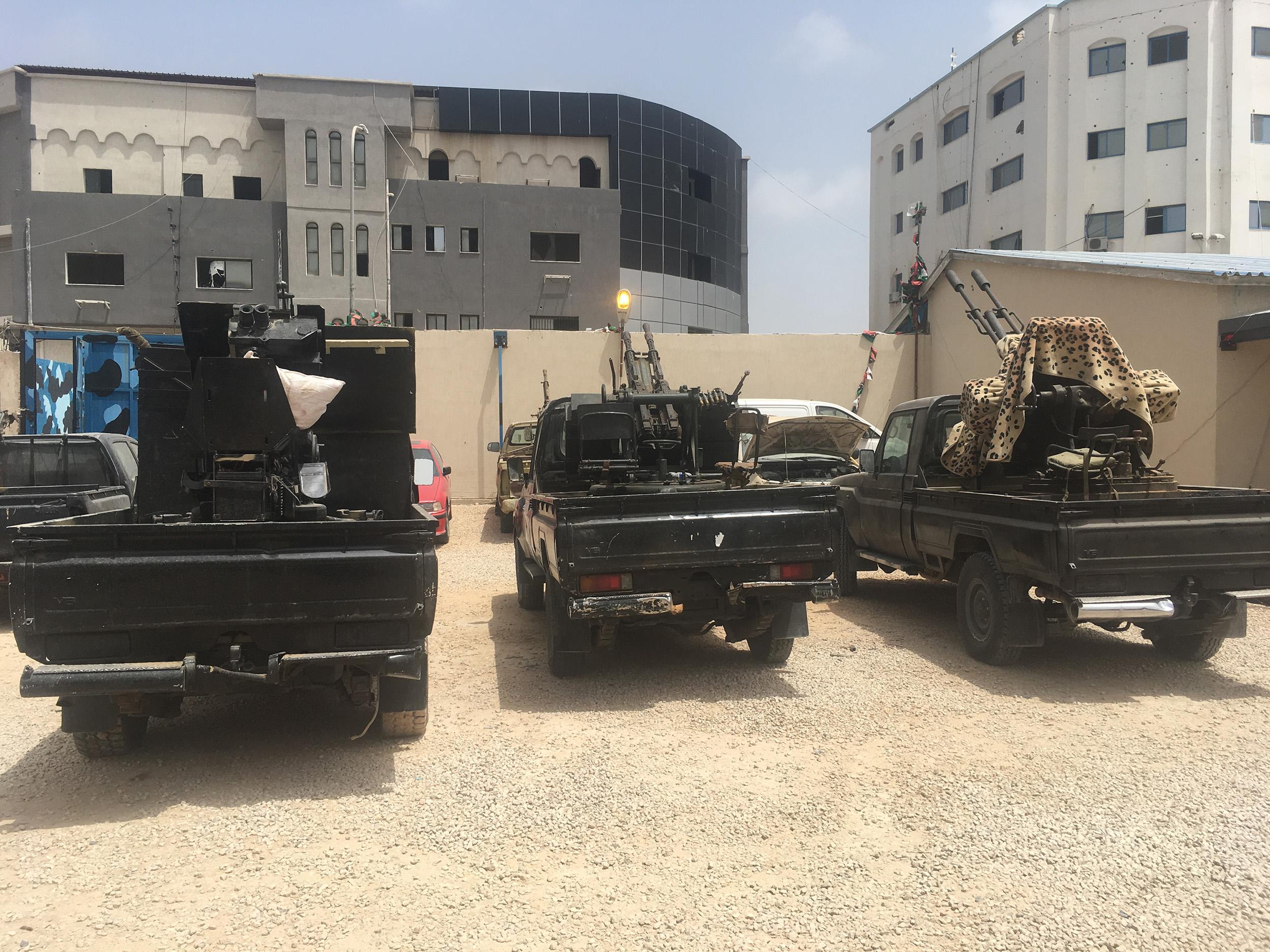 Des pick-up avec des lance-roquettes et des canons anti-aérien sur la plateforme arrière dans la ville libyenne de Zaouia. [RTS - Maurine Mercier]