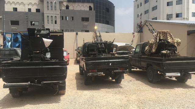 Des pick-up avec des lance-roquettes et des canons anti-aérien sur la plateforme arrière dans la ville libyenne de Zaouia. [RTS - Maurine Mercier]