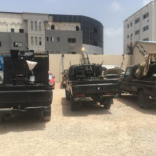 Des pick-up avec des lance-roquettes et des canons anti-aérien sur la plateforme arrière dans la ville libyenne de Zaouia. [RTS - Maurine Mercier]