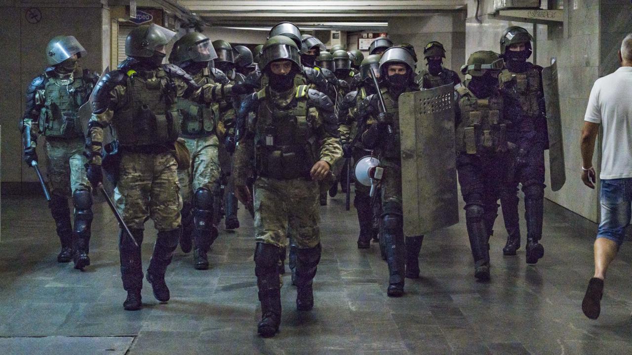 Un patrouille de police armée dans les couloirs du métro de Minsk, en Biélorussie, le 11 août 2020. [AFP - Celestino Arce]