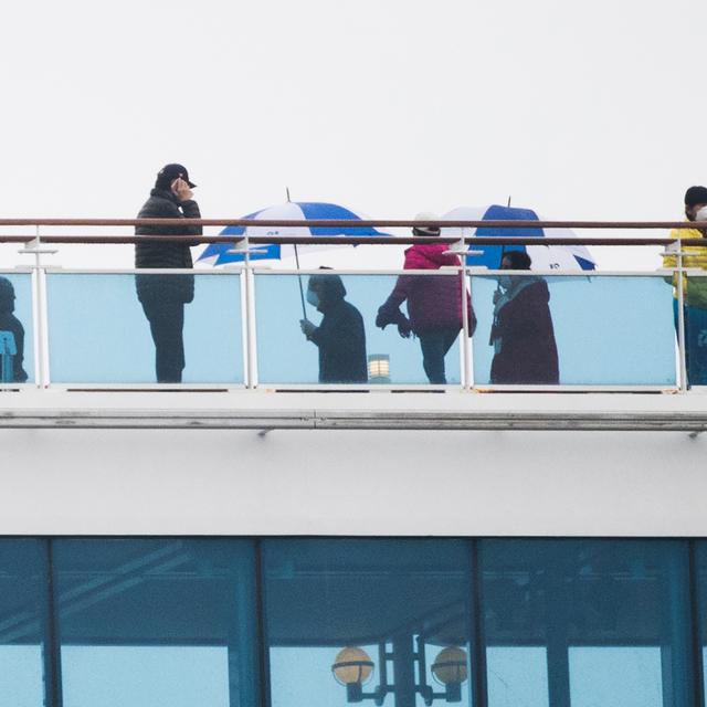 Des passagers du Diamond Princess, en quarantaine au large du Japon, en raison de cas de coronavirus. [AFP - Behrouz Mehri]