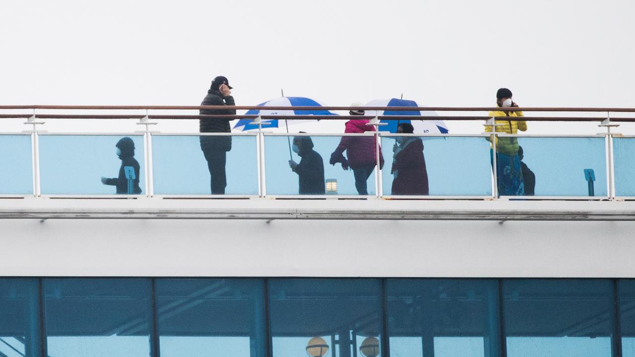 Des passagers du Diamond Princess, en quarantaine au large du Japon, en raison de cas de coronavirus. [AFP - Behrouz Mehri]