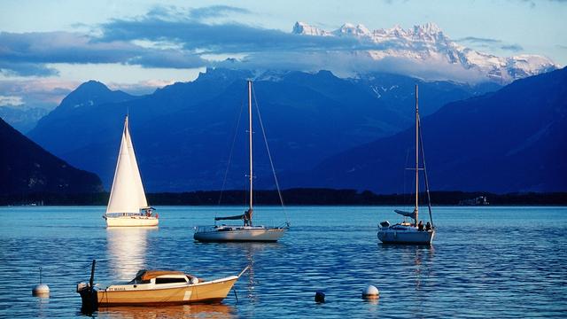 La Belgique classe l'arc lémanique en zone rouge. Les cantons de Vaud, Valais et Genève font désormais partie des régions à risque, donc interdites aux touristes belges. [Laurent Gillieron]