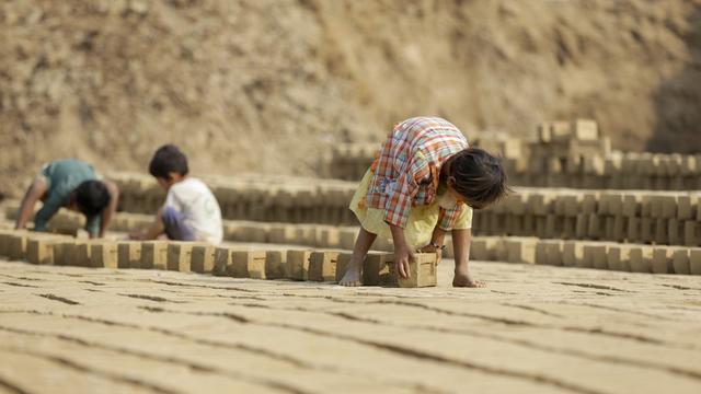 Des enfants travaillent pour une usine de briques aux alentours de Yangon, en Myanmar. [EPA/Keystone - Lynn Bo Bo]