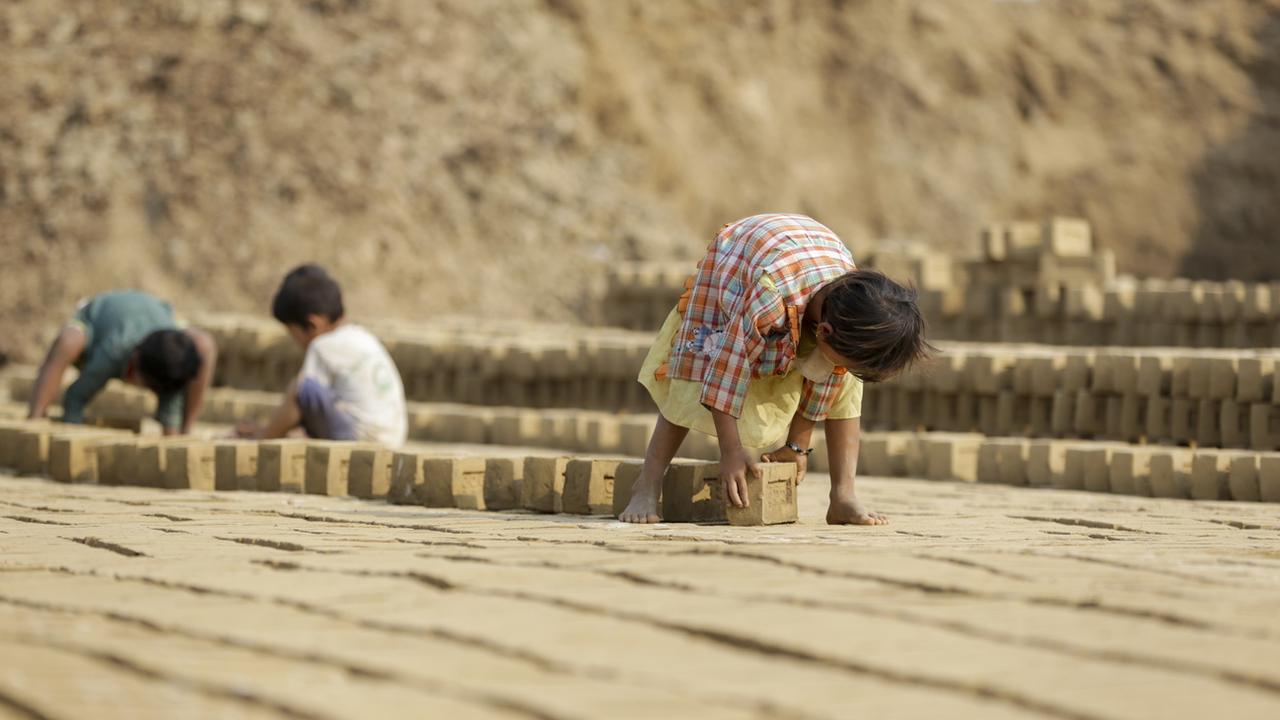 Des enfants travaillent pour une usine de briques aux alentours de Yangon, en Myanmar. [EPA/Keystone - Lynn Bo Bo]