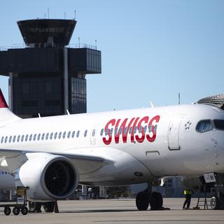 Un avion de la compagnie Swiss à Genève-Cointrin. [KEYSTONE - Laurent Gilleron]