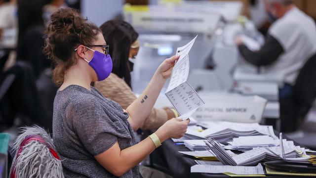 Opérations de dépouillement des votes dans un centre d'Atlanta, en Géorgie. [Keystone - Erik S.Lesser]