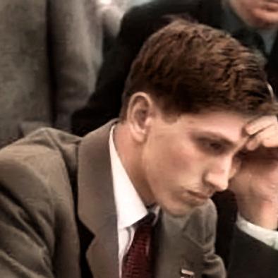 L'Américain Bobby Fischer à Leipzig lors de l'olympiade de 1960. En 1958, à la surprise générale, il devint grand maître international à l'âge de 15 ans. Un record de précocité qui ne fut battu qu'en 1991 par la Hongroise Judit Polgár. [Bundesarchiv - Ulrich Kohls]