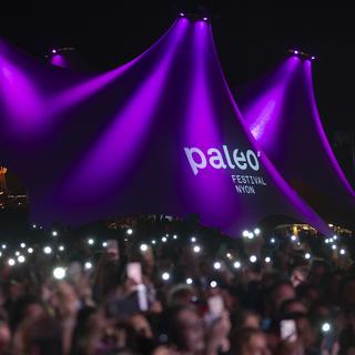 Des festivaliers lors du concert de Patrick Bruel au Paléo Festival de Nyon en 2019. [Keystone - Martial Trezzini]