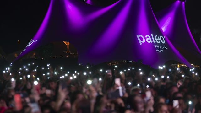 Des festivaliers lors du concert de Patrick Bruel au Paléo Festival de Nyon en 2019. [Keystone - Martial Trezzini]