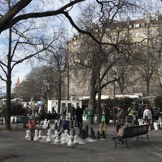 Des gens jouant aux échecs dans un parc à Genève. [RTS - Pauline Rappaz]