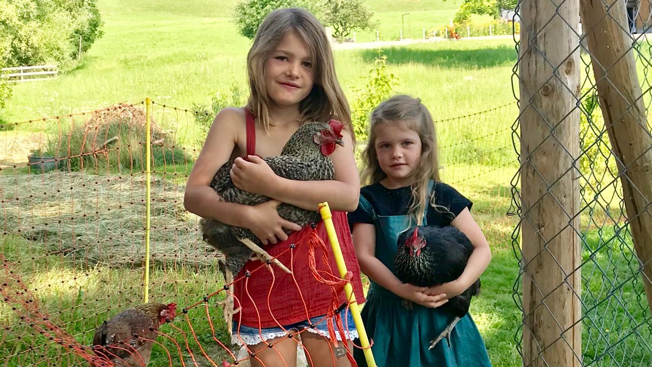 Deux petites filles tiennent des poules domestiques. [RTS - Maurice Doucas]