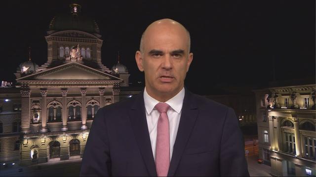 Le conseiller fédéral Alain Berset en duplex dans l'émission Infrarouge. [RTS - Infrarouge]