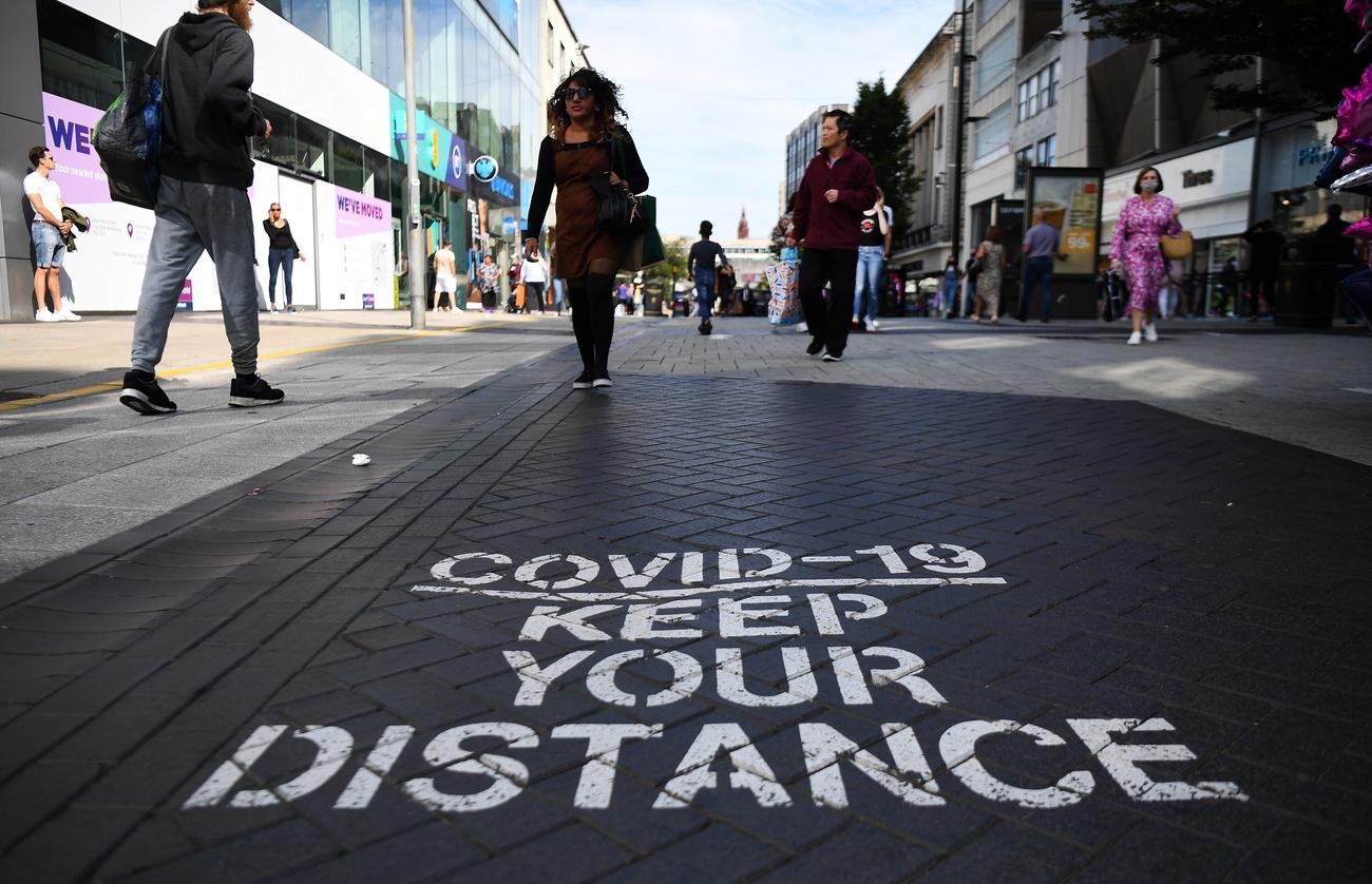 Un message de prévention dans une rue de Birmingham, en Angleterre. [Keystone - EPA/Andy Rain]