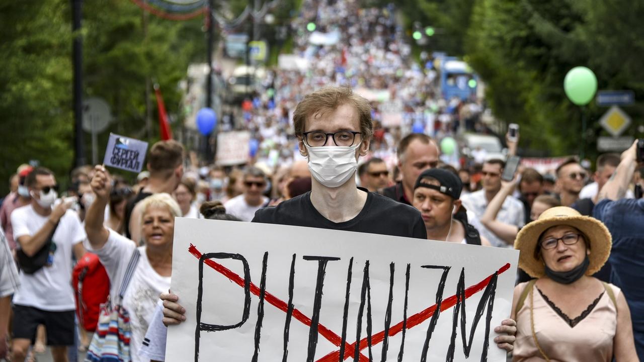 Des milliers de personnes ont manifesté samedi à Khabarovsk dans l'extrême-orient de la Russie contre la politique de Poutine. [Keystone - AP Photo/Igor Volkov]