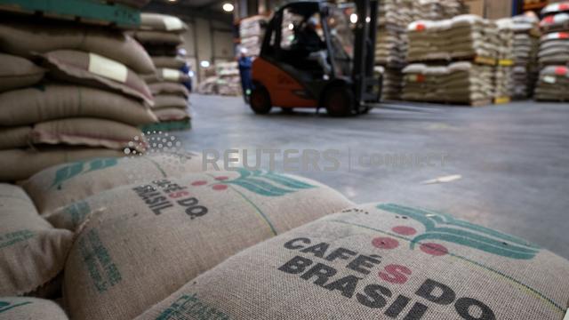 Le Brésil, premier producteur mondial, est particulièrement touché par les excédents de stock. Conséquence: les fournisseurs baissent leurs prix pour exporter un maximum de sacs de café. [Reuters - Philippe Wojazer]