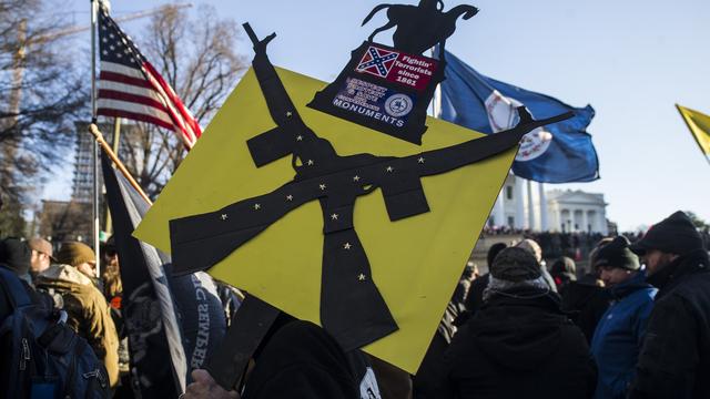 Une manifestation se déroule sous haute sécurité à Richmond, en Virginie, un Etat qui veut durcir ses lois de contrôle des armes. [Getty Images North America - Zach Gibson]