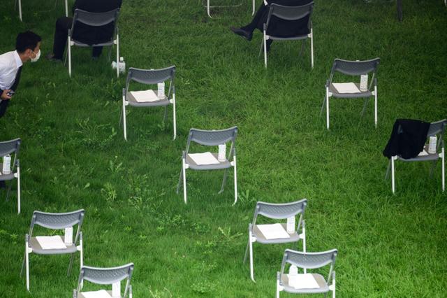 Les chaises sont placées de manière ä respecter les distances sociales avant la cérémonie du souvenir à Hiroshima. [AFP - Philip FONG]