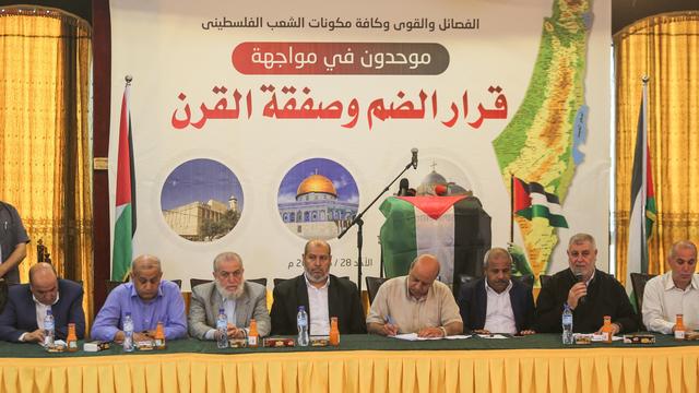 Le Hamas et le Fatah se sont engagés jeudi à "l'unité" contre le projet israélien d'annexion de pans de la Cisjordanie occupée, lors d'une rare conférence de presse conjointe entre les deux partis palestiniens rivaux. Gaza city, le 28 juin 2020. [Anadolu Agency via AFP - Mustafa Hassona]