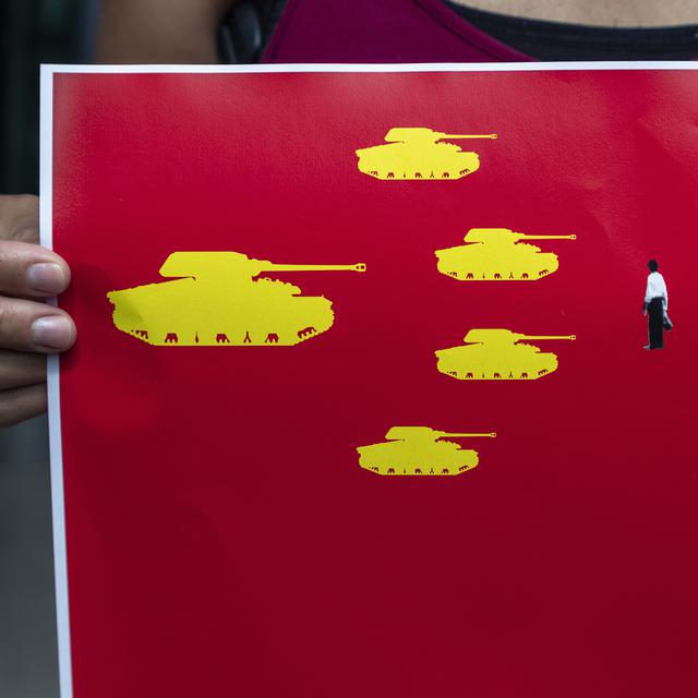 Un homme tient une affiche illustrant l'homme face aux tanks de Tiananmen. Il participait aux manifestations marquant le 31e anniversaire de la répression sanglante de Pékin. Dharamsala, Inde, le 4 juin 2020. [Keystone/ap photo - Ashwini Bhatia]
