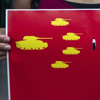Un homme tient une affiche illustrant l'homme face aux tanks de Tiananmen. Il participait aux manifestations marquant le 31e anniversaire de la répression sanglante de Pékin. Dharamsala, Inde, le 4 juin 2020. [Keystone/ap photo - Ashwini Bhatia]
