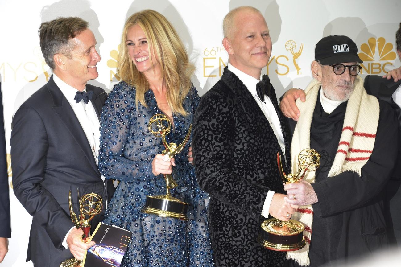 Larry Kramer avec Dante di Loreto, Julia Roberts et Ryan Murphy lors de la remise d'un Emmy Award pour "The Normal Heart" en 2014. [Keystone/EPA - Paul Buck]