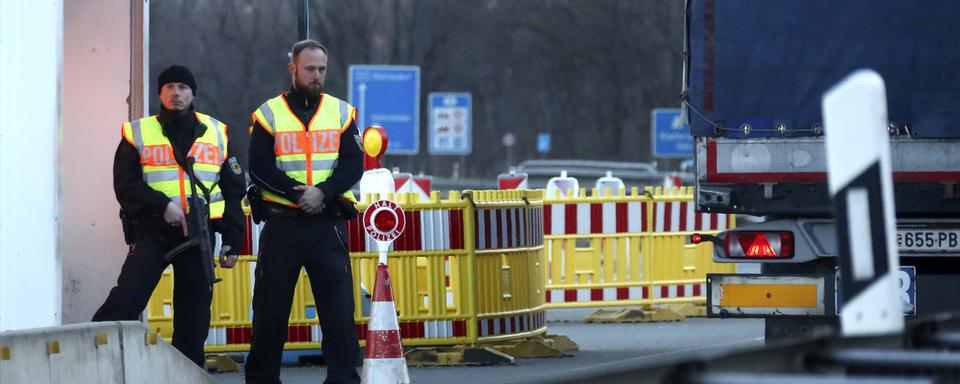 Des policiers fédéraux allemands à la frontière avec l'Autriche. [AP Photo/ Keystone - Matthias Schrader]