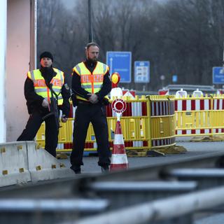Des policiers fédéraux allemands à la frontière avec l'Autriche. [AP Photo/ Keystone - Matthias Schrader]