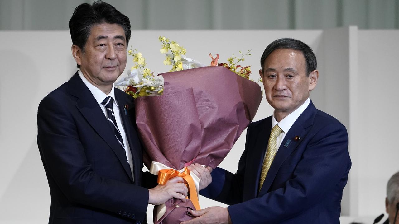 Shinzo Abe et Yoshihide Suga. [Keystone/AP Photo - Eugene Hoshiko]